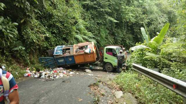 Tak Kuat Menanjak, Truk Sampah DLH Lambar Terguling