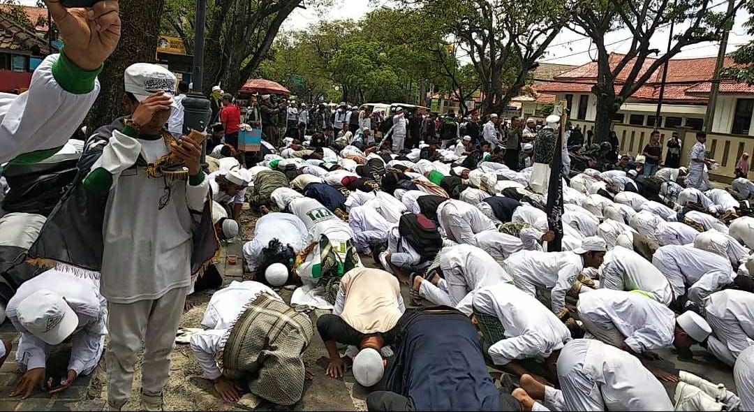 Gugatan SP3 Sumawati Terhadap HRS Ditolak Hakim, Umat Sujud Syukur Di Depan Pengadilan