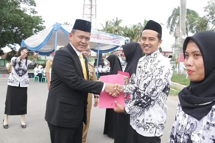 Peringati Hari Guru, Wakil Bupati Pringsewu Serahkan Penghargaan Kepada Guru Berprestasi