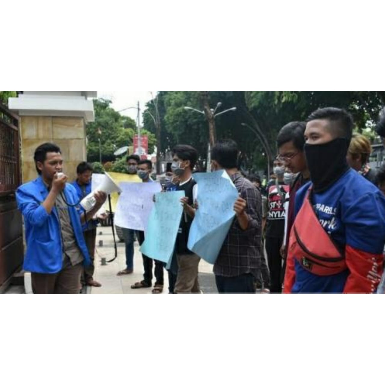 Hari HAM Sedunia, Puluhan Mahasiswa PMII Gresik Lakukan Unjuk Rasa di Gedung DPRD