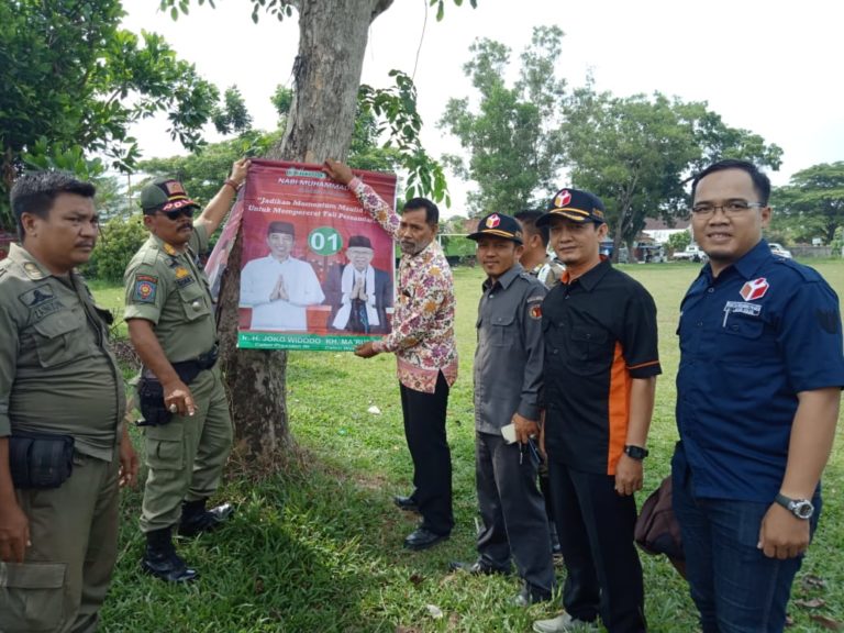 Menyalahi Aturan, Bawaslu Kota Metro Turunkan 795 APK Jokowi-Ma’ruf