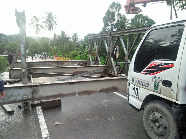 Jalur Utama Padang – Bukit Tinggi Dapat Dilalui Menggunakan Jembatan Darurat