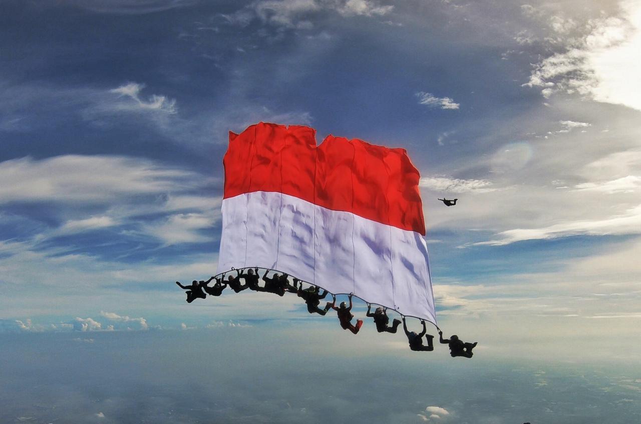 Rekor Baru, Kopassus Terjun Freefall Sambil Kibarkan Bendera Raksasa
