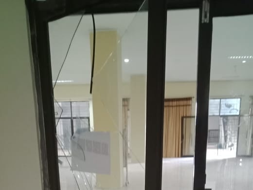 “Marah” Oknum Anggota DPRD Mesuji Pecahkan Kaca Kantor