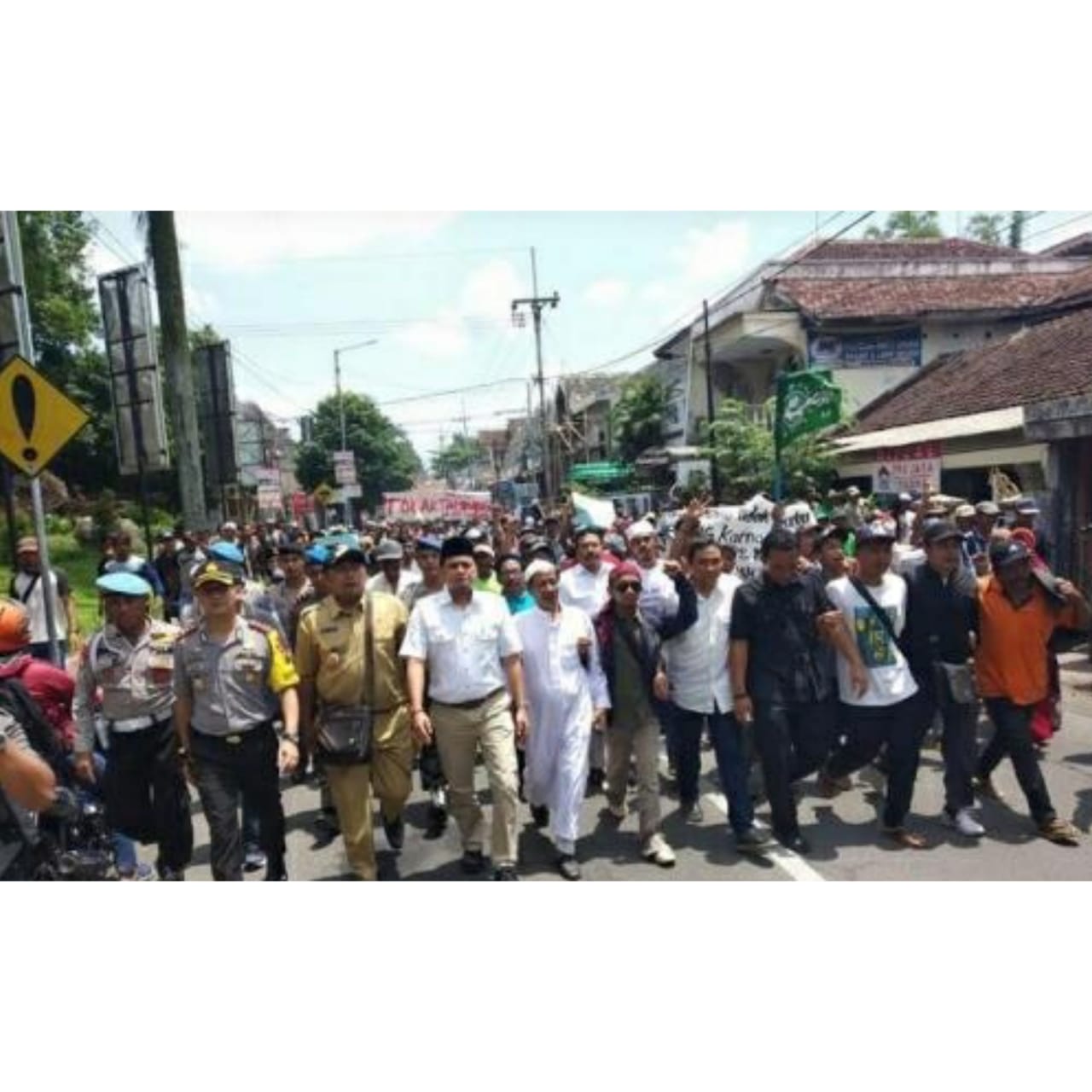 Tolak Penambangan Emas, Ribuan Warga Unjuk Rasa di Jember