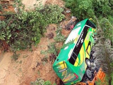 Tiga Mobil Terseret ke Jurang Material Longsor di Stinjau Lauik Sumbar