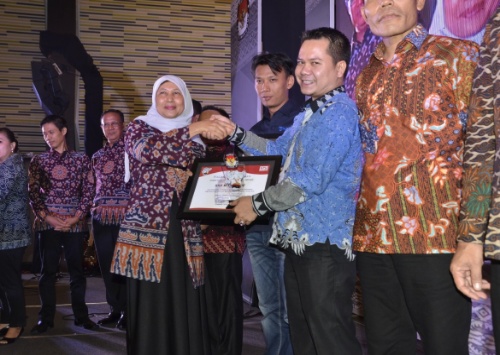 Harian Momentum Terima Penghargaan dari KPU Lampung