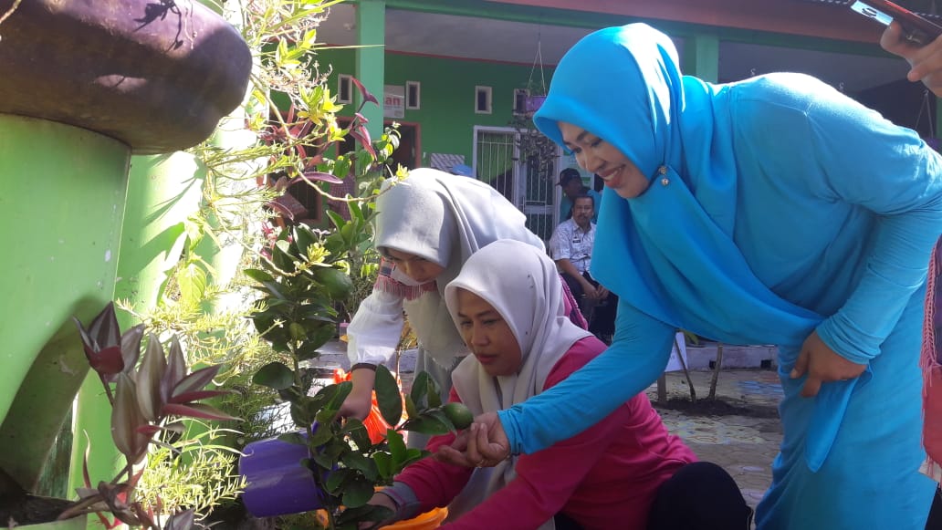 SDN Kompleks Sambung Jawa Adakan Gerakan Menanam Pohon