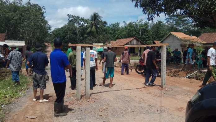 Warga Wira Bangun Mesuji Blokade Akses Desa Lantaran Jalan Tak Kunjung Diperbaiki PT Waskita Karya