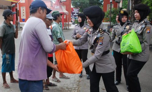 Polda Banten Serahkan Zakat Lalui Program Jum’at Barokah