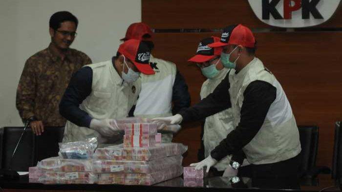 KPK Geledah Ruang Kerja Imam Nahrawi