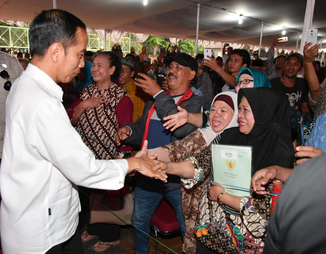 Presiden Serahkan 5.000 Sertifikat Hak Atas Tanah di Jakarta Selatan