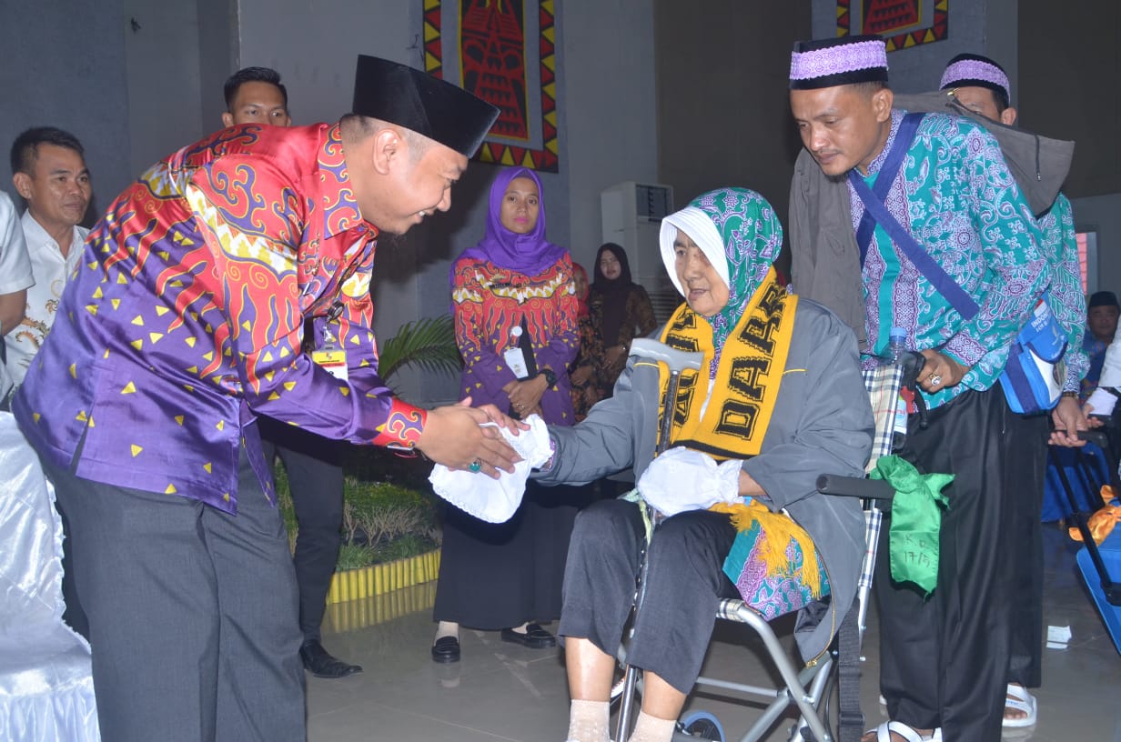 Bupati Lampura Berangkatkan 388 Jamaah Calon Haji