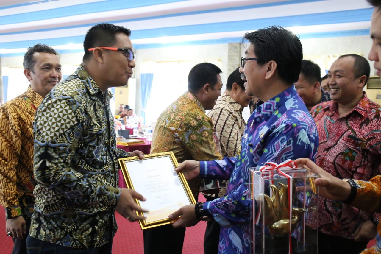Pemprov Lampung Berikan Penghargaan Shiddakarya Kepada Enam Pelaku Usaha