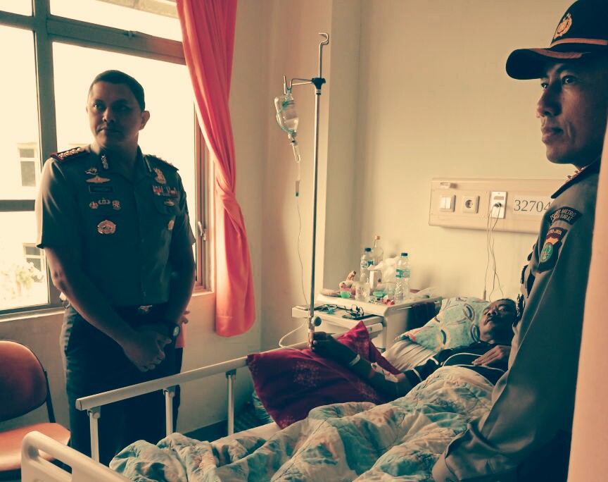 Kombes Hengky Haryadi Besuk Anggota Yang Sakit