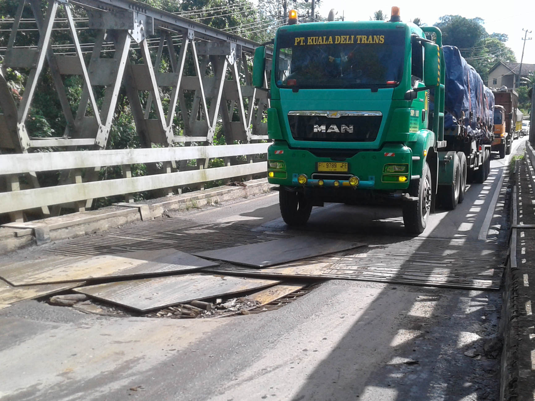 Belum Genap Seminggu di Perbaiki Jembatan Way Umpu Kembali Rusak