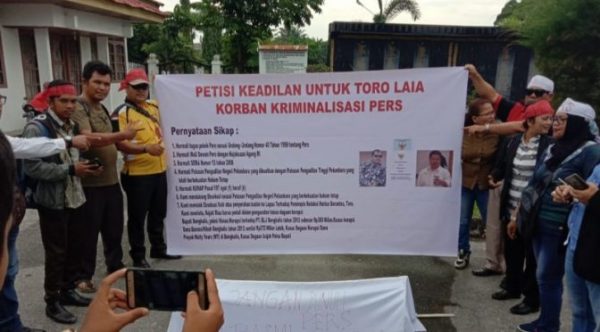 Pers Dikriminalisasi, Puluhan Wartawan Demo di Kejari dan Kejati Riau