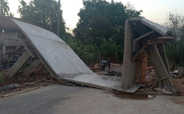 Gapura Desa Ambruk, Kades Sabukempat Belum Tahu Penyebabnya