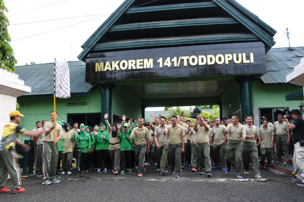 Jalan Santai Keluarga Peringati HUT Korem 141/Tp ke 62