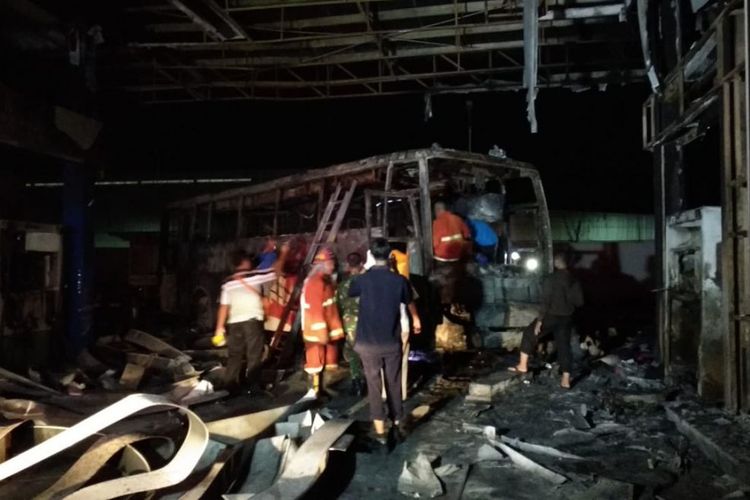 Bus Tabrak SPBU, Sopir Tewas Terbakar