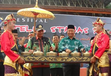 Ribuan Warga Meriahkan Parade Budaya Festival Teluk Stabas