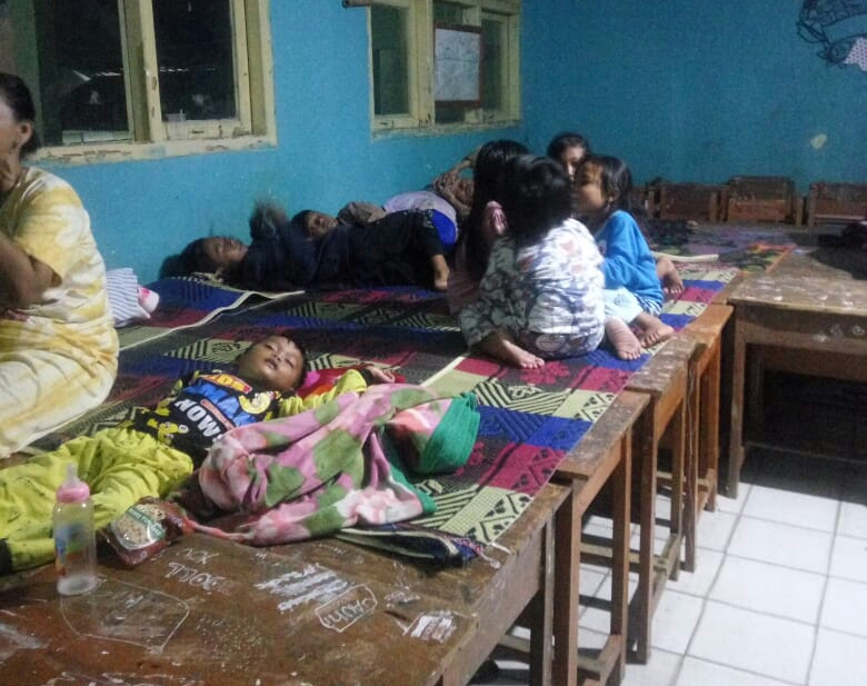 Warga Kapuran Pesisir Pantai Kota Agung Mengungsi Pada Malam Hari