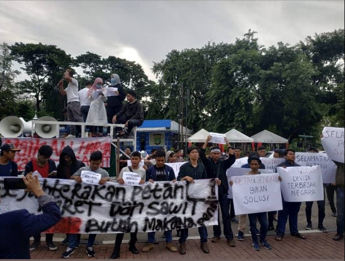 Ratusan Mahasiswa Sumatera Tuntut Kenaikan Harga Karet dan Sawit