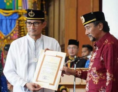 Sultan Kartanegara Beri Gelar Raden Wira Arsana Untuk Sandiaga Uno