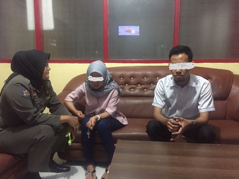 Mobil Dokter Koas Dan Mahasiswi Akbid “Bergoyang” Di Samping Kantor Pol PP