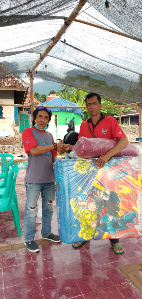 Posko Kobar Lamsel Bagikan 500 Bantal Untuk Pengungsi