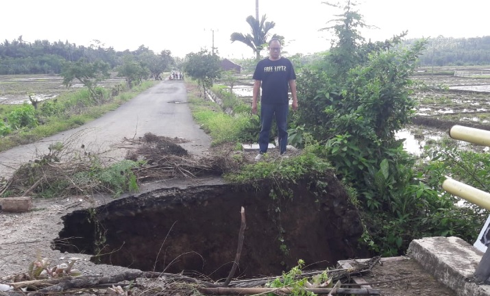 Jembatan Way Kamak Jalan Provinsi di Punduh Pidada Ambrol