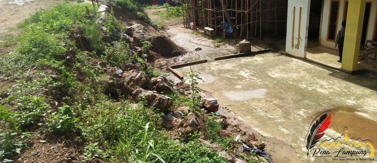 Saat Dikonfirmasi Terkait Talud yang Ambrol, Kakon Bumiarum : Jangan Sok Pinter Kalian !