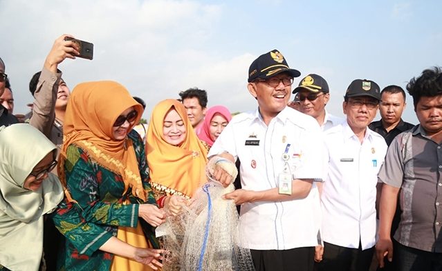 Dinas Perikanan Pesibar Gelar Panen Raya Udang Perdana di Pekon Kotajawa