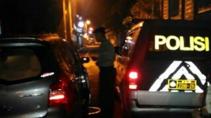 Polisi Pergoki Pria Beristri dan Mahasiswi Asik Bercumbu Dalam Mobil