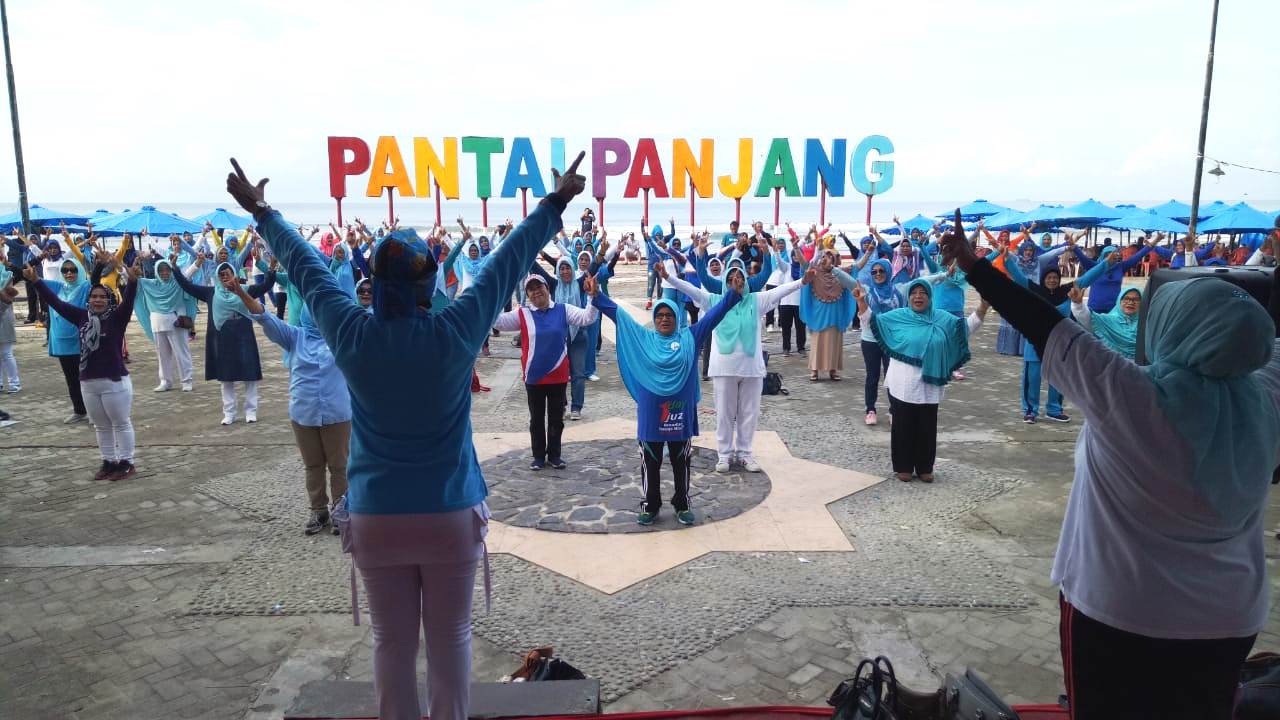 Emak-Emak Pendukung ProSan Bengkulu Gelar Senam Pagi di Sport Center Pantai Panjang
