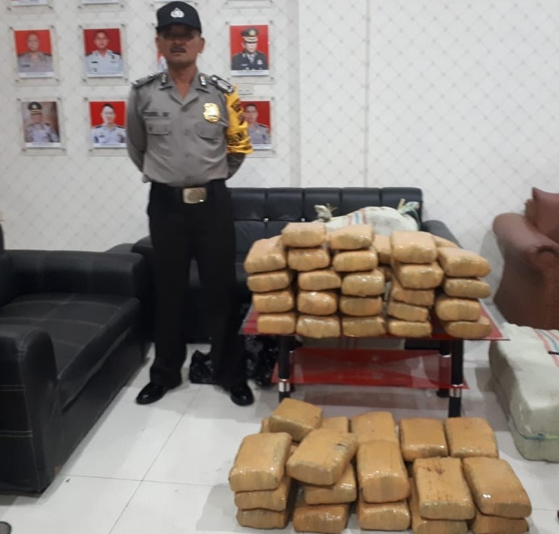 Bawa 130 Kg Ganja Pakai Mobil Patroli, Dua Polisi ditangkap