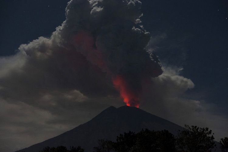 Gunung Agung Kembali Erupsi, Lontaran Lava Pijar Sejauh 1 Km