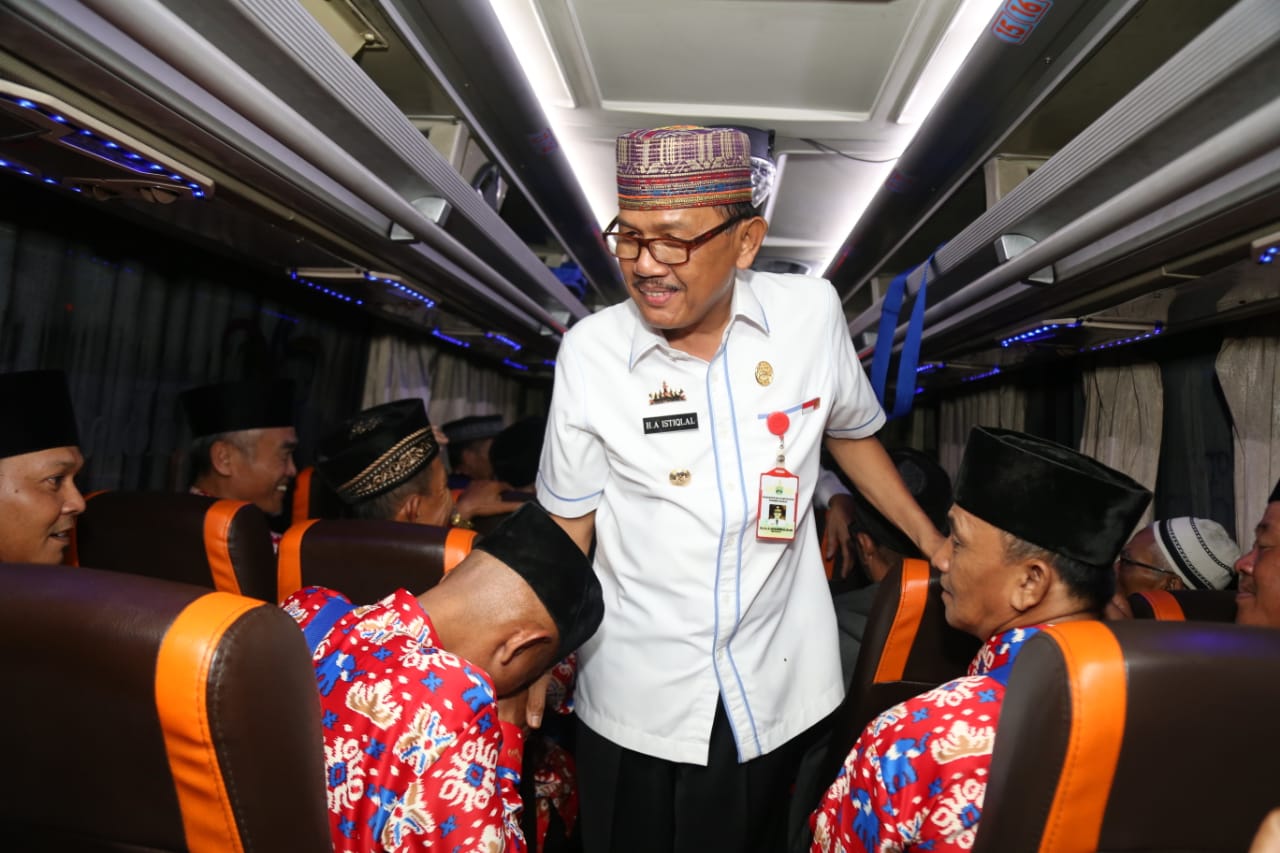 Bupati Agus Istiqlal Lepas Jemaah Umroh Pesisir Barat
