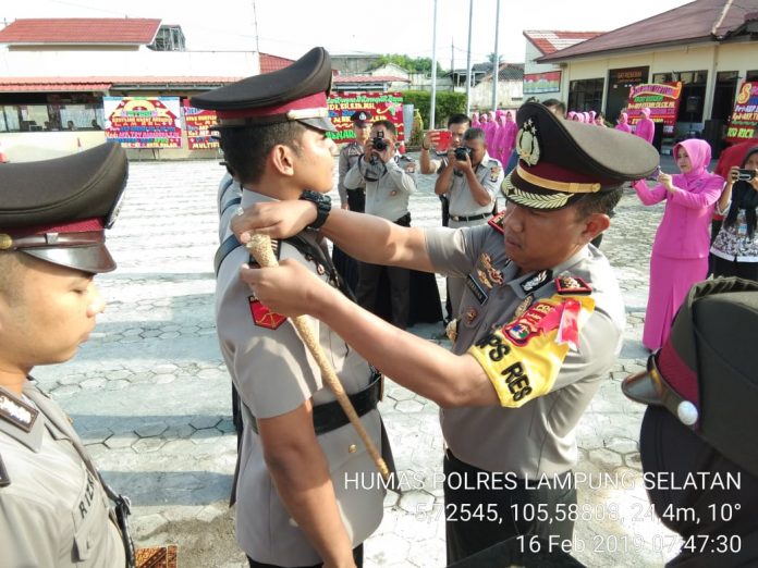 Serah Terima Kasat Reskrim Polres Lamsel dan Kapolsek Merbau Mataram