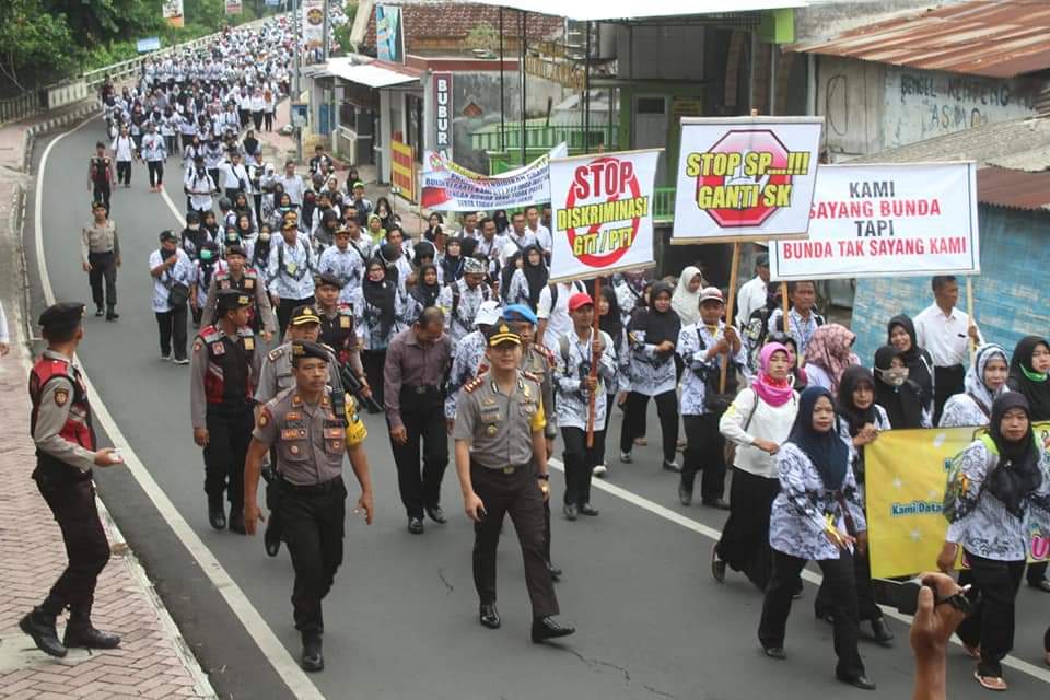 Kapolres Jember Pimpin Pengamanan Aksi Unjuk Rasa 2500 Masa Asosiasi GTT/ PTT