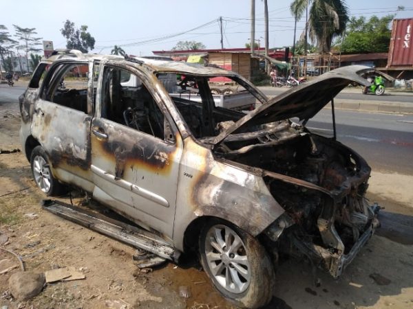 Mobil Pribadi Modifikasi Terbakar Saat Ngecor Bensin di Jalan Soekarno Hatta?