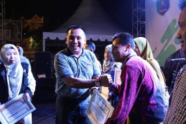 Gubernur Ridho Lelang Lagu Untuk Perahu Wakaf  Korban Tsunami