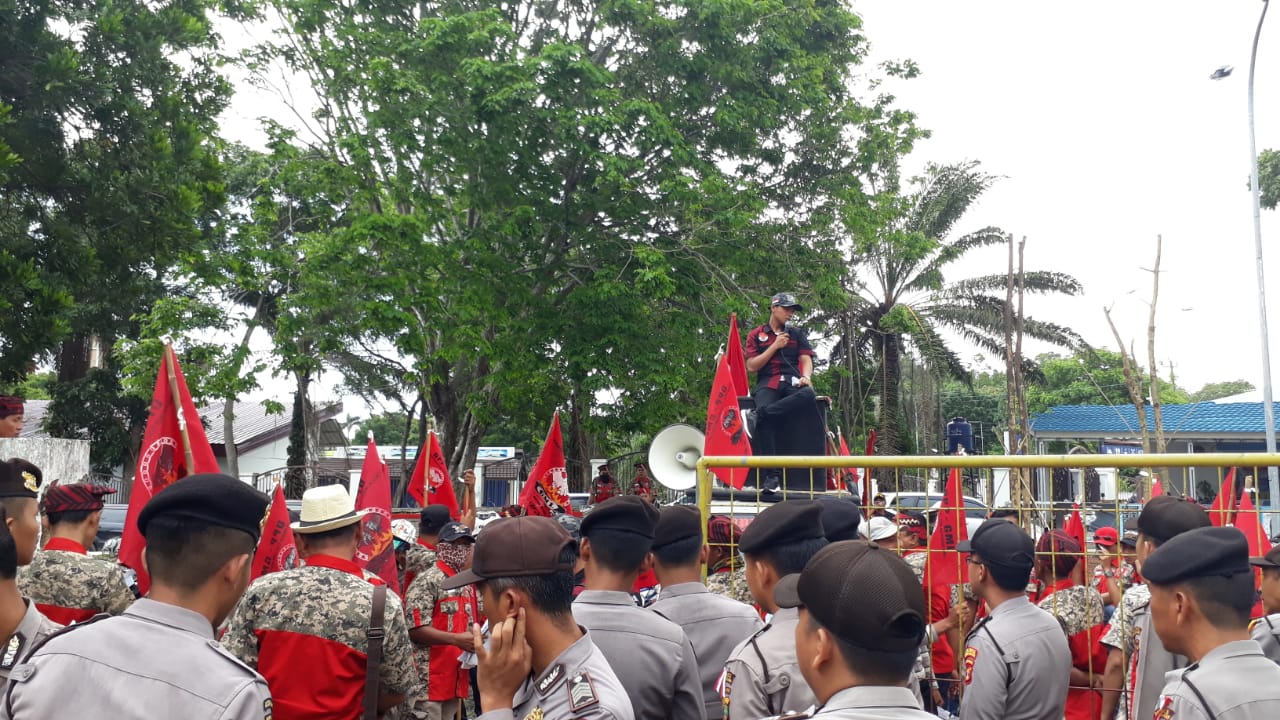 GML Demo Kantor PLN Area Tanjung Karang Rayon Kalianda Soal Pemadaman Listrik Tanpa Pemberitahuan