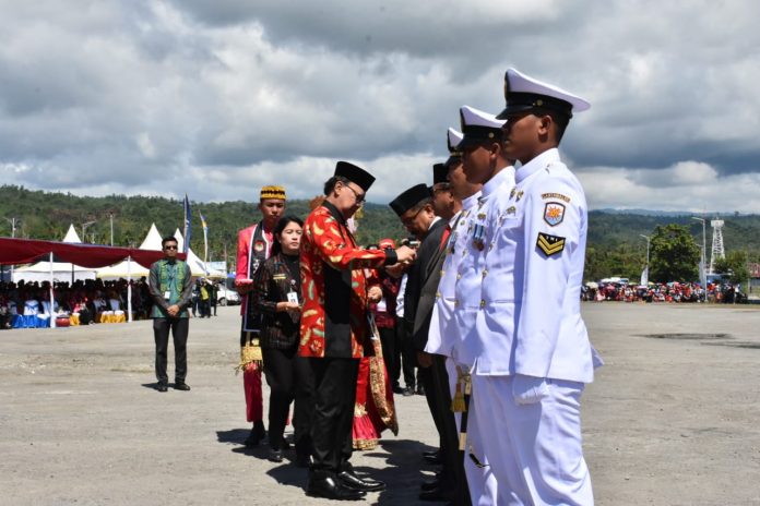 Bupati Wakatobi Terima Satya Lencana Wira Karya dari Presiden Jokowi