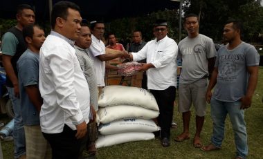 Wabup Serahkan Bantuan Untuk Korban Semburan Gas dan Lumpur di Aceh Utara
