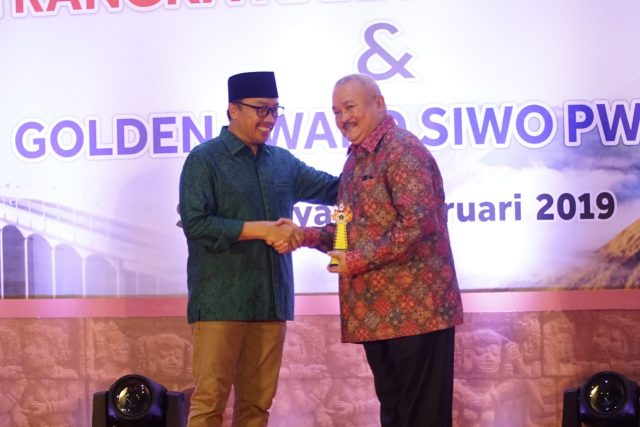 Alex Noerdin Raih Golden Award ‘Kreator go Internasional’