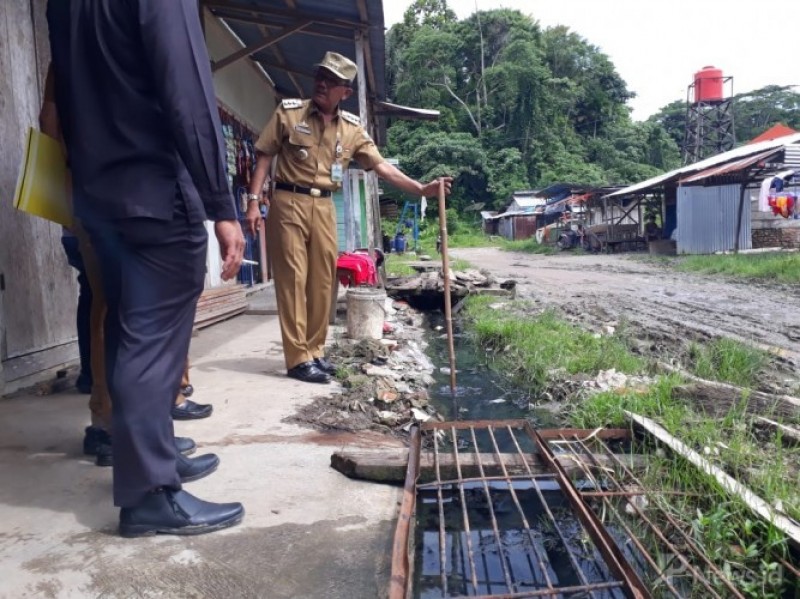 Bupati Agus Tinjau Kondisi Pasar Waybatu