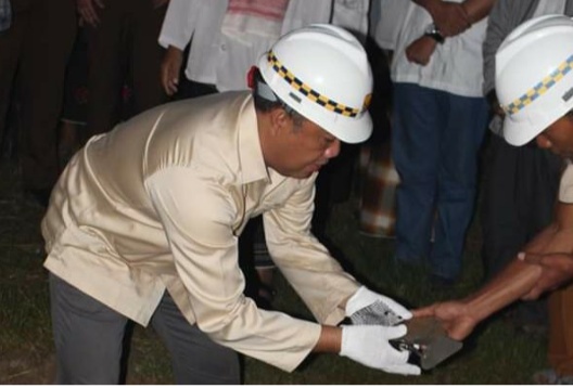 Bupati Tubaba Umar Ahmad Lakukan Peletakan Batu Pertama Pembangunan Pasar Modern di Tuyuh Pulung Kencana