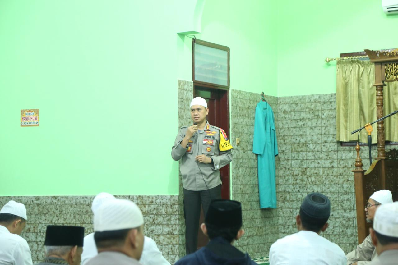 Kapolrestabes Medan Sholat Subuh Berjamaah di Masjid AL Ma’sum Medan