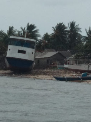 Perahu Nelayan Parkir di Teras Rumah Warga Akibat Diterjang Gelombang Besar